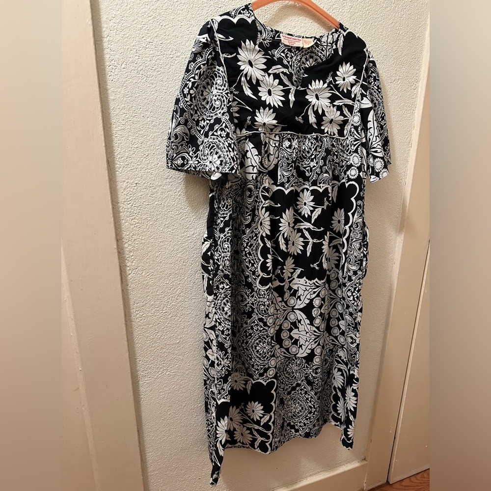 Vermont Country Store Muumuu Dress 100% Cotton Black/White Floral Midi Size M